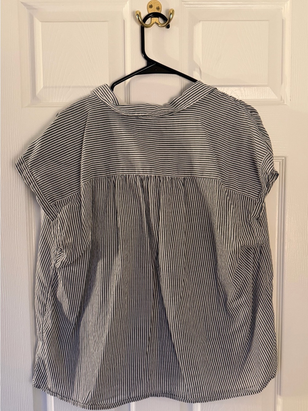 GAP Blue and White Stripe Short-Sleeve Button-Down Shirt - Picture 3 of 4
